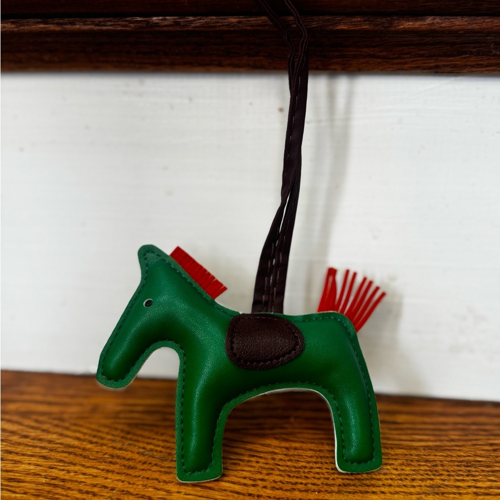 🐴 Inspired Luxury! Emerald Green & Rouge Horse Bag Charm/Keychain 🔑 - Picture 2 of 2